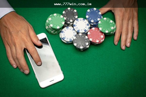 Jogador acessando a 777win Brasil pelo celular para explorar jogos de cassino