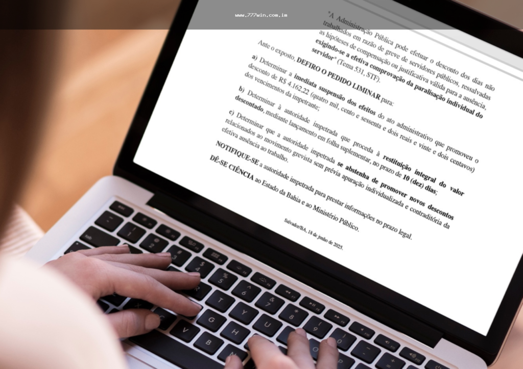 Jogador analisando regras e tabela de pagamentos de um slot temático no celular