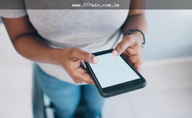 Pessoa acessando conta de cassino online pelo celular com atenção à segurança