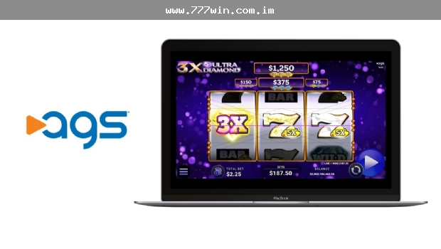 Pessoa avaliando informações de um jogo de slot online antes de apostar
